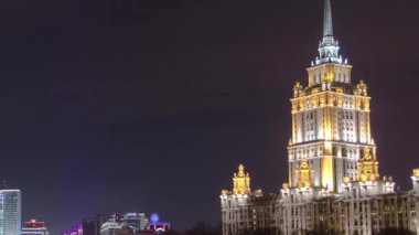 Ukrayna Oteli Kış Gecesi Hiperlapası Moskova 'daki Yedi Kardeş Gökdelenler' den biri. Stalins Dönemi 'nden Iconic Landmark, Aydınlatılmış Şehir Bir Nehir Üzerinde Yansımaları Var