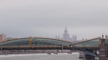 Rusya, Moskova 'daki Bogdan Khmelnitsky Köprüsü' nün Kış Zamanları Hızlandırması. 1907 'de inşa edildi, 2000-2001' de yeniden inşa edildi ve 2004 'te yeniden adlandırıldı. Aydınlanmış Şehir Manzaralı Gece Sahnesi.