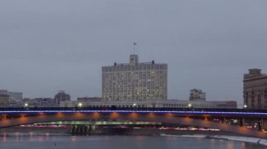 Rusya Federasyonu Hükümet Binası 'nın Kış, Moskova, Rusya' daki Geceye Geçiş Süreci Hızlandırması. Moskova Nehri Yansıması, Aydınlanmış Bina.