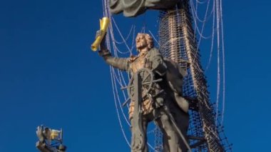 Moskova 'da Rus İmparatoru Büyük Peter' ın Anıtı: Çarpıcı Mavi Gökyüzü Arkaplanlı Zaman Hızı Gündüz Vakti. Ulu Hükümdarın Muhteşem Övgüsü