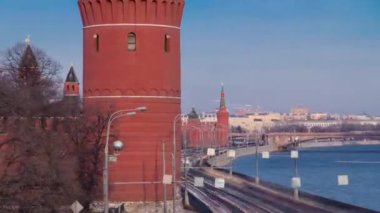 Kremlin Rıhtımı 'ndan Kış Zamanları Hızlandırması Moskova' daki Moskva Nehri boyunca araba trafiği ile birlikte. Majestic Kremlin Kompleksinin ele geçirilmesi, Başkan 'ın resmi konutu, Kış Peyzajı