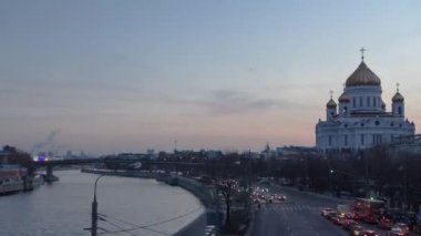 Moskova Nehri 'nin kıyısındaki Kurtarıcı İsa' nın Görkemli Ortodoks Katedrali 'nin Gece Dönüşümü' ne. Moskova 'yı Aydınlatan Dünyanın En Uzun Ortodoks Kilisesi