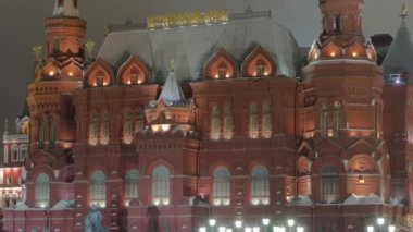 Rusya Devlet Tarih Müzesi 'nden Night Timelapse Hiperlapse: Moscows Iconic Landmark. 1872 'de kuruldu, Kızıl Meydan ile Manege Meydanı arasında. Manege Meydanı 'ndan Görünüm