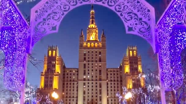 ウィンターナイト モスクワ ロシアのクドリンスカヤ広場の有名なスカイクレイパーのタイムラプスハイパーラップ 装飾によって組み立てられた照らされたシティスケープとランドマーク建築 — ストック動画