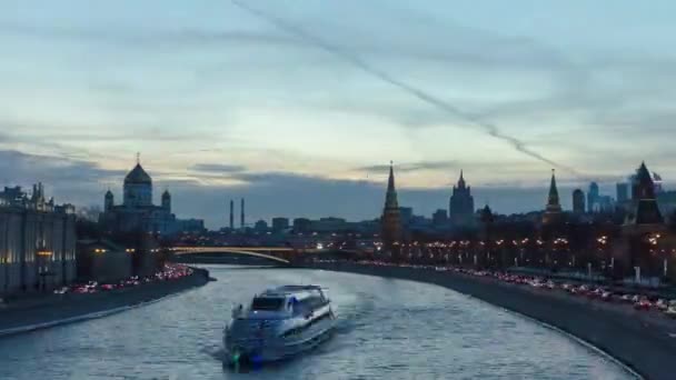 冬至黑夜的过度崩溃 莫斯科克里姆林宫和莫斯科商业中心横跨莫斯科河的迷人的组合 当白昼变成黑夜 见证美丽的蜕变 — 图库视频影像