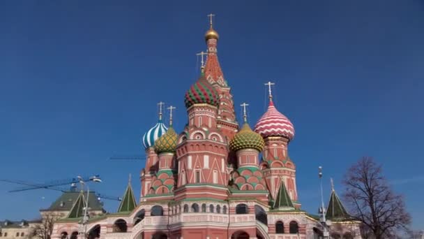 ロシア モスクワの赤い広場からセントバジル大聖堂の昼間タイムラプスハイパーラプス ランドマークのアイコニックな美しさと歴史的意義を捉える — ストック動画