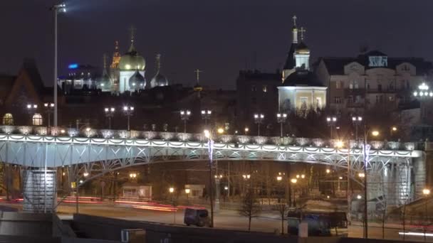 モスクワ川ウォーターフロントのタイムラプスビュー 総主教橋とパトリシャー橋 リバーサイド モスクワ川エンバンクメントの視点 ロシア — ストック動画