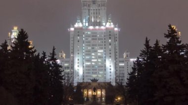 Kış Gecesi Hiperlapası 'nda Sparrow Hills' teki Moskova Eyalet Üniversitesi 'nin ana binası. Moskova 'nın Kalbinde Aydınlatılmış Simge, Rusya
