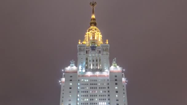 位于斯派洛山上的莫斯科州立大学主楼位于冬夜坍塌处 俄罗斯莫斯科市中心明亮的地标 — 图库视频影像