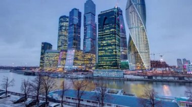 Günden Geceye Geçiş Süresi: Moskova Uluslararası İş Merkezi 'nin gökdelenleri ve Moskova Nehri üzerinde yansıyan ışıklar. Moskova, Rusya