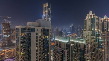 Dubai şehir merkezinin panoraması. Modern gökdelenleri ve gökdelenleri olan şehir silueti ve yukarıdan inşa alanı