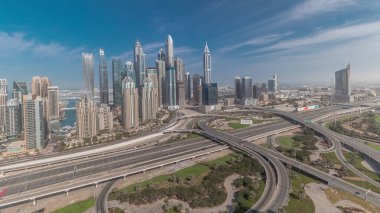 Panorama, Dubai Marina ve medya şehrini golf sahasında otoyol kavşağında spagetti kavşağı ile gösteriyor. En yüksek gökdelenler ve trafik. JLT bölgesinden hava üst görünümü