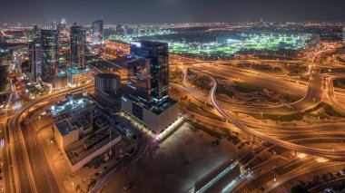 Dubai marinası ve JLT 'nin Sheikh Zayed Yolu' ndaki gökdelenleri büyük kavşak ve Medya Şehri hava saldırıları ile aydınlattığını gösteren panorama. Yukarıdan konut ve ofis binaları.