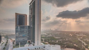 Dubai Uluslararası Finans Bölgesi 'nde gündoğumu. Sabahları iş yerinin hava manzaralı kuleleri. Şehir merkezine yakın otelleri olan gökdelenler.