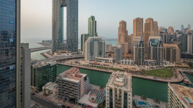 Panorama, Dubai Marina 'yı birkaç tekne ve yatla birlikte limanda ve kanal anteninin etrafında gökdelenlerle gösteriyor. Arka planda JBR bölgesi kuleleri
