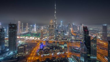 Dubai şehir merkezindeki en yüksek kulelerin havadan panoramik görüntüsü ve sabahtan akşama geçiş. Finansal bölge ve şehir merkezindeki iş alanı. Gökdelen ve yüksek binalar