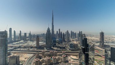 Panorama, Dubai şehir merkezindeki en yüksek kulelerin gökyüzü ve karayolunu gösteriyor. Finansal bölge ve şehir merkezindeki iş alanı. Gökdelen ve yüksek binalar