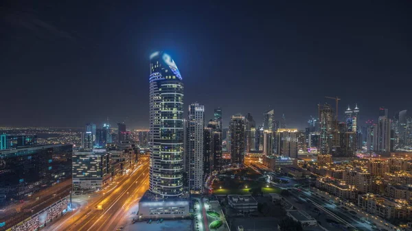 位于阿拉伯联合酋长国迪拜的迪拜市中心和商业区的全景 从顶部俯瞰着最高的摩天大楼和其他照明塔楼 — 图库照片