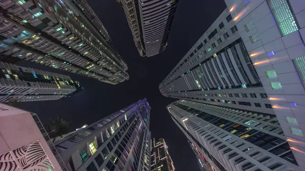 Nézz Fel Éjszakai Égre Legmagasabb Felhőkarcolókkal Kivilágított Ablakokkal Széles Látószögű — Stock Fotó