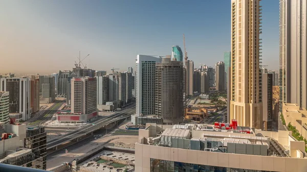 迪拜商业湾的摩天大楼在空中的早晨 阿拉伯联合酋长国日出期间带有起重机的新塔楼的道路交叉口和建筑工地 — 图库照片