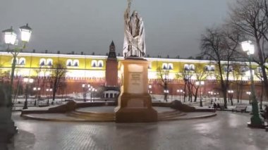 Moskova Gecelerinin Huzurlu Güzelliği: Alexanders Garden 'daki Ermogen Anıtı Kış Gecesi Hızla Yaşıyor