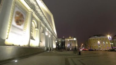 Moskova, Manezhnaya Meydanı 'ndaki zarif Manezh Sergi Salonu' nda kış gecesi hiperhız gösterimi. Bu ikonik tarihi eser zarif bir şekilde gece vakti şehir manzarası arasında aydınlanıyor.
