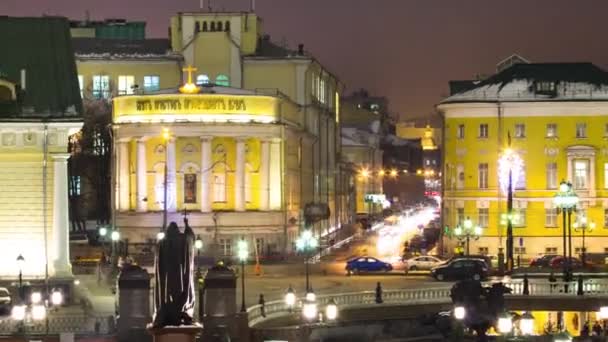 ロシアのモスクワの中心にあるアレクサンダー ガーデンとマネジスクエアの冬の夜のタイムラプス 1812年にアイコニック クレムリン近くに設立された 歴史的なランドマーク 都市の美しさ シティスケープ — ストック動画