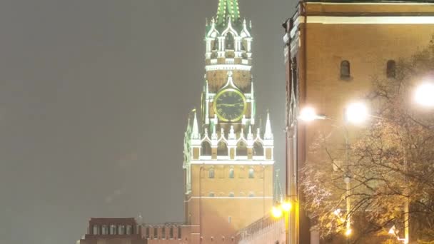 在冬夜 莫斯科克里姆林宫标志性的Spasskaya塔闪烁着光芒 这座历史塔是俄罗斯丰富文化遗产的永恒象征 — 图库视频影像