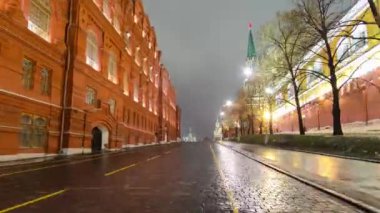 Moscows Kızıl Meydanı Noel dekorasyonlarıyla süslenmiş zaman atlaması. Gece çöktüğünde, ikonik Kızıl Meydan yeni yıl ve Noel kutlamaları için canlı bir kutlama merkezi haline geliyor.