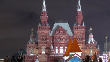 Moscowlar Kızıl Meydanı 'ndan The State Historical Museumat gecesi. Zaman ayarlı hipersüratle. Noel süsleriyle süslenmiş, yeni yılı ve Noel kutlamalarını kutlamak için sevilen bir yer.