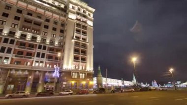 Moskova, Rusya 'daki ikonik Moskva Oteli' nin aydınlık doğu cephesinin büyüleyici zaman çizelgesi.