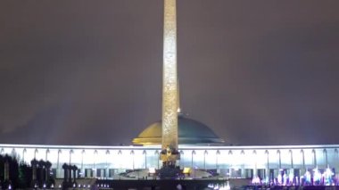 Rusya 'nın başkenti Moskova' da Akşam Vaktinde Anıtlar, Obelisk ve Noel Ağacı ile Zafer Parkı Mimari Topluluğu. Bu ikonik konum ulusların zaferlerini kutluyor.