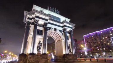 Moskova 'daki Zafer Kemeri Gece Zaman Hız Hızı' nda büyüleyici Noel Aydınlanmaları ile. Bu tarihi anıt, şehrin şenlikli atmosferine büyüleyici tatil ışıklarıyla canlanıyor.
