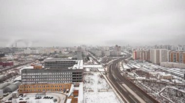 Aerial Winter Timelapse: Moscowlar Ozernaya Caddesi 'nde Şehir Gelişimi. Bu büyüleyici manzara, Moskova kentsel alanının kış günü boyunca devam eden gelişimini ve büyümesini yakalar.