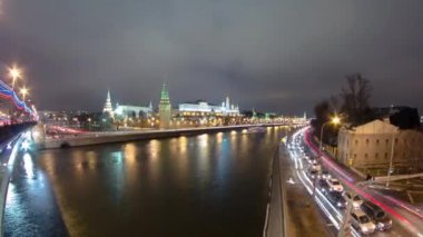Rusya 'nın Moskova kentindeki Bolşoy Kamenniy Köprüsü' nden ikonik hava manzarası: Kremlin ve Moskova Nehri Rıhtımı 'na tepeden bakan bir Timelapse. Majestic Kremlin ve manzaralı Moskova Nehri seti