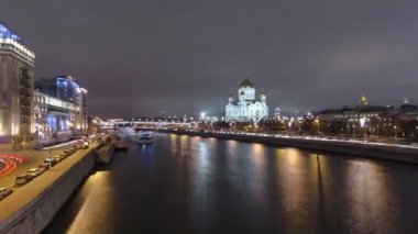 Kurtarıcı İsa 'nın Ortodoks Katedrali: Moskova Nehri' nin yanındaki görkemli bir alacakaranlık aydınlığı. Dünyanın en uzun Ortodoks kilisesi, Moskova Nehri kıyısında sakin bir ışık, zaman kavramının aşırı hızlanması.