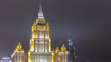 Moskova 'da Stalin döneminden kalma bir gökdelen olan Iconic Hotel Ukrayna, kış gecelerinde parlıyor. Timelapse cazibesini Moskova Nehri köprüsü ve Moskova-City 'de yakalar. Rusya