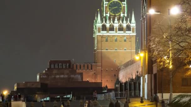 Иллюминированная Зимнюю Ночь Знаменитая Спасская Башня Московского Кремля Подсвечивает Время — стоковое видео