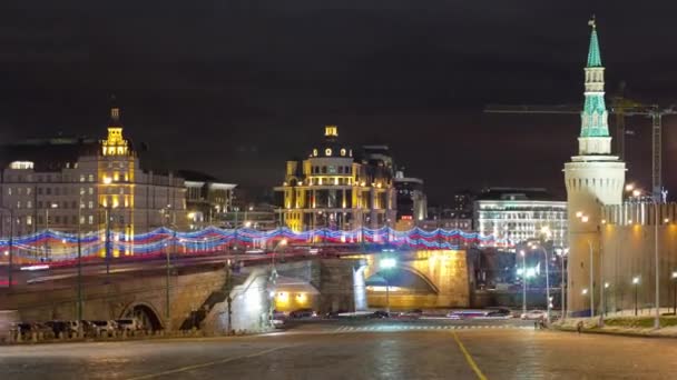 Most Bolshoy Moskvoretsky Ozdoben Oslnivými Městskými Světly Které Vytvářejí Podmanivou — Stock video