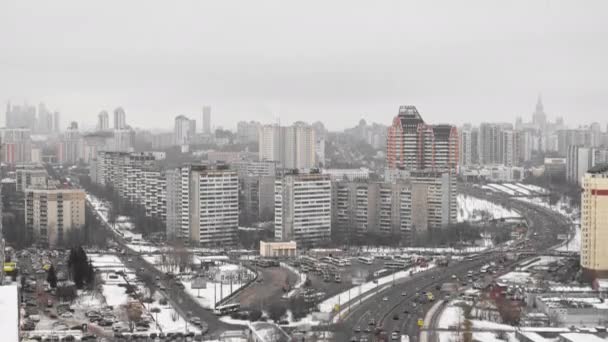 エアリアルウィンタータイムラプス バスステーション付きオザナヤストリートの進行中のモスクワ都市開発 冬の日にモスコの都市景観の継続的な開発と成長 — ストック動画