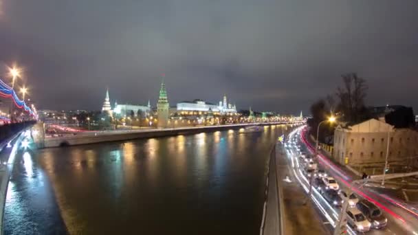 ロシア モスクワのボルシェイ カメンニー橋からのアイコニックな空中眺め クレムリンとモスクワ川のウォーターフロントを見下ろすタイムラプス マジェスティック クレムリンとモスクワ リバー エンバンクメント — ストック動画