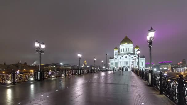 マジェスティック世界で最も高いキリストの正教会は モスクワ川の銀行の夕暮れに照らされた救世主ティメラプスです モスクワの総主教橋からの息をのむような景色 — ストック動画
