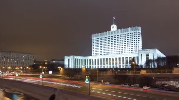 Casa Gobierno Federación Rusa Encuentra Orgullosamente Junto Río Moscú Que — Vídeo de stock
