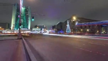 Moskova 'nın hareketli merkezi caddesi Yeni Arbat Caddesi ışıltılı kış gecesinde canlanıyor. Bu büyüleyici zaman diliminde araba trafiğinin bu ikonik cadde boyunca akışını izleyin.