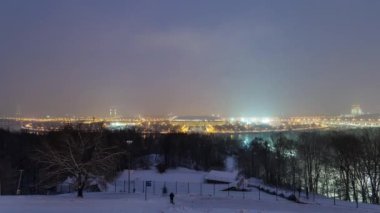 Gündüzden Geceye Geçiş Süresi: Sparrow Hills 'ten Moskova Şehri, Rusya' nın Panoramik Manzarası. Aydınlatılmış stadyumun havadan görüntüsü