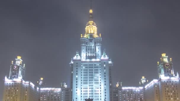 莫斯科国立大学主楼的前景在斯派洛山上 在迷人的冬夜时间流逝的坍塌 这所标志性的大学被照亮了 创造了迷人的夜景 — 图库视频影像
