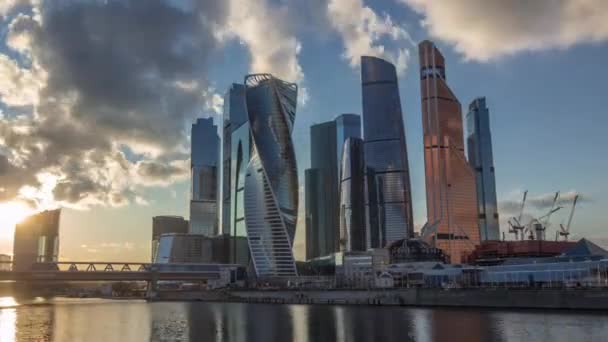 位于莫斯科市商业中心的摩天大楼 写字楼和豪华公寓的夕阳西下 橙色的云彩笼罩着塔楼 现代欧洲建筑 — 图库视频影像