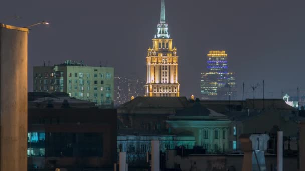 带着屋顶的乌克兰酒店的时间过去了 这是莫斯科市中心附近的一个地标 这个城市的景色捕捉了冬日的大雪 提供了夜晚全景全景 — 图库视频影像