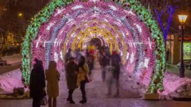 Moskova 'da kış tatili gecesinde Tverskoy Bulvarı' ndaki dekore edilmiş ışık tünelinin zamanı.