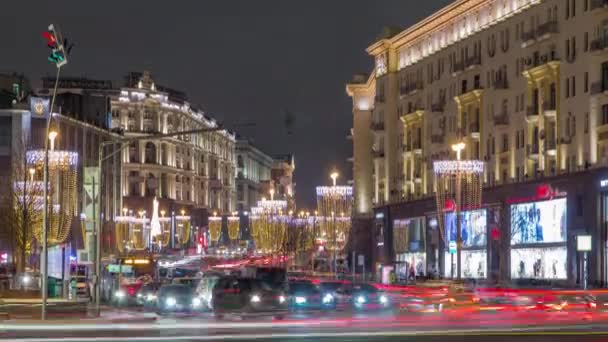 와인글라스 모양의 램프가있는 Tverskaya Street의 Manezhnaya 광장에서 교통과 전망을 특징으로합니다 — 비디오